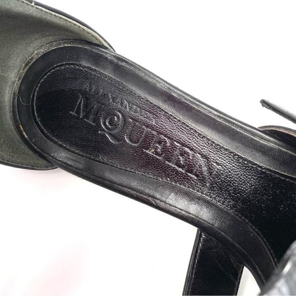 ALEXANDER MCQUEEN FLAT BLACK GLADIATOR SANDAL WITH FAUX TORTOISE BUCKLES DETAIL - Picture 11 of 14